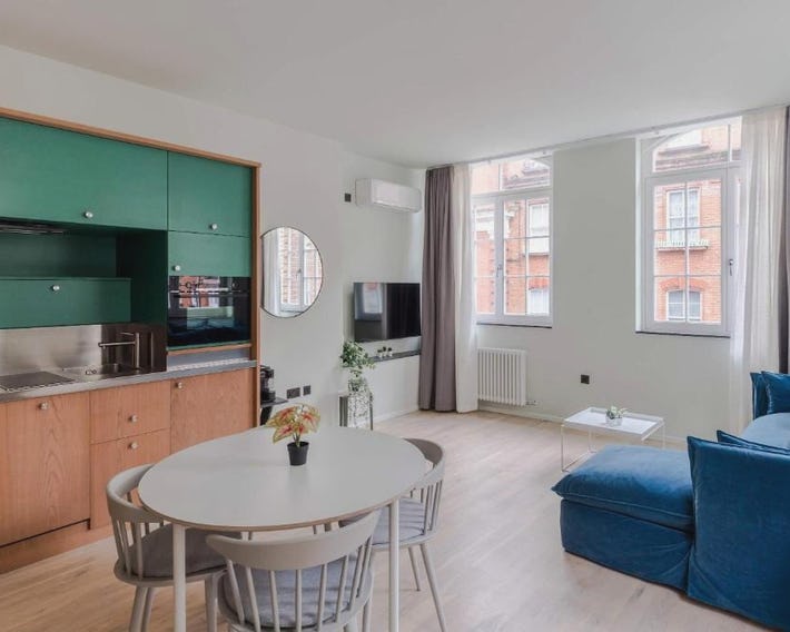 Designer 1BR Soho Apt - AC - Heart of West End