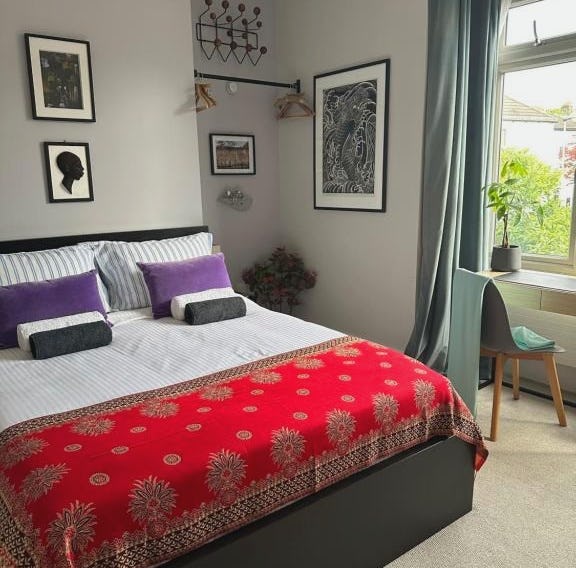 Modern Double bedroom in city apartment room 1