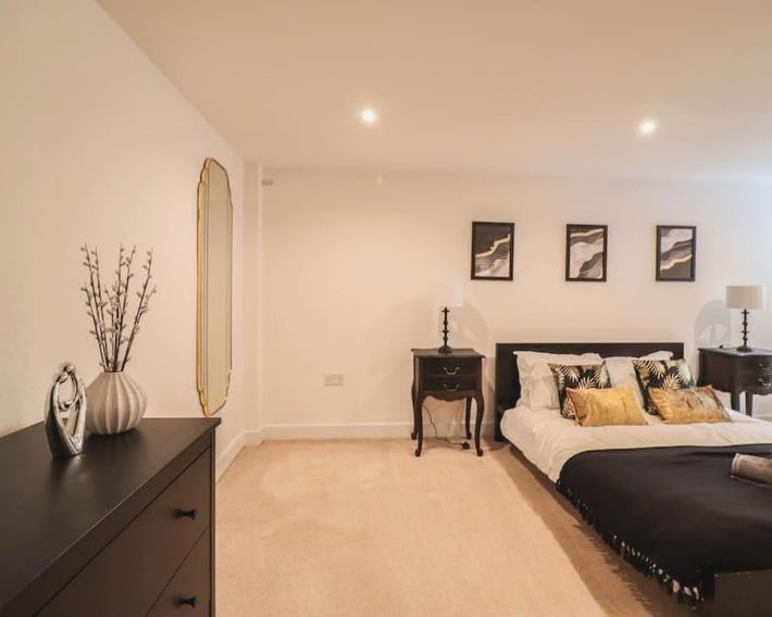 Central London 2 Bed Flat with Parking - Long Stay Offer