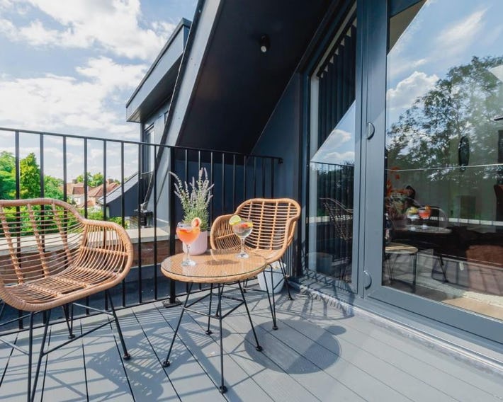 Superb Top Floor 1-Bedroom Flat With Charming Two Balconies