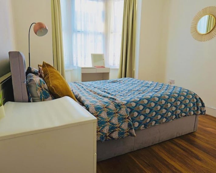 Two bedroom flat near transport & shops