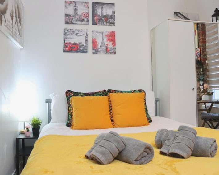 Stylish studio - private bathroom, 15mins to Central London!
