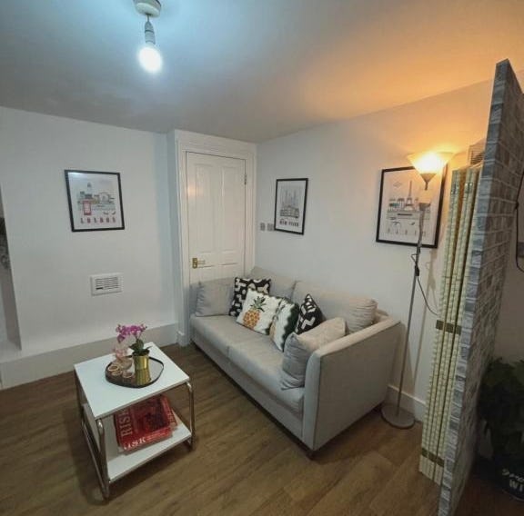 Comfortable 2-Bed Flat with Private Bathrooms-SE5