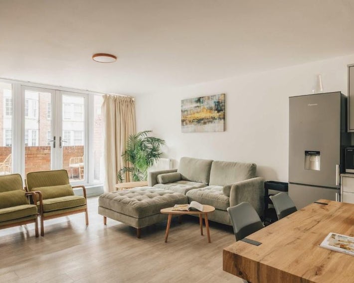 Kensington Gardens 2 bedroom flat with a balcony