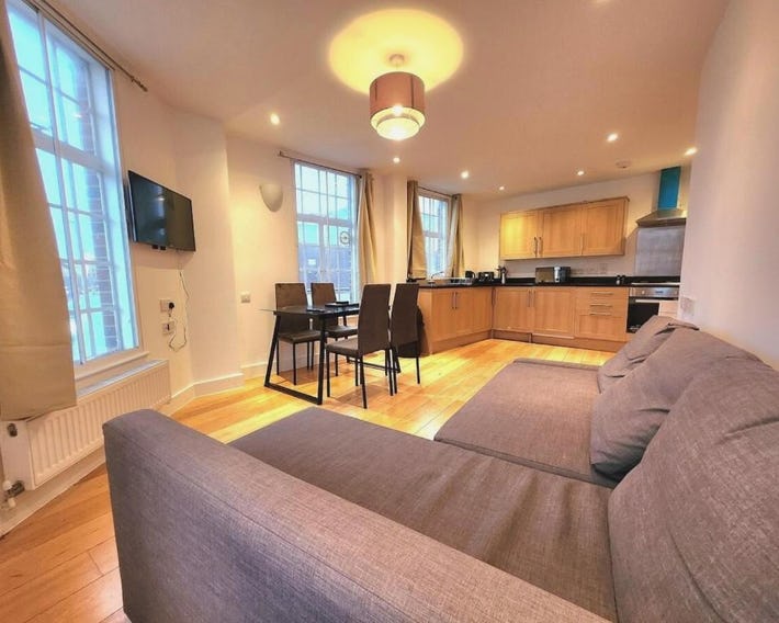 Spacious 2-Bed Flat - Close to Tube, Sleeps 6