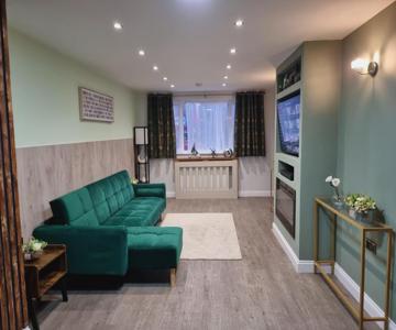 Entire 2-Bed Home Cosy Sleeps 6 Free Parking