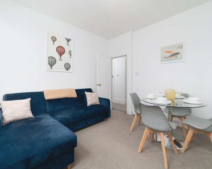 Elegant Apartment in London Steps Away From River Thames
