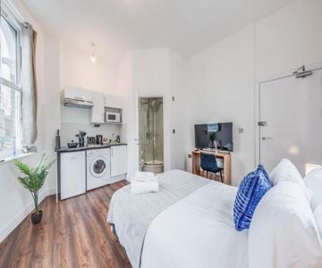 Camberwell Studios, 10 mins to Station