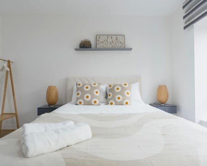 Stylish Modern Apartment by Aldgate East Station 4