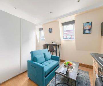 Studio Flat near Old Street With Balcony Suit Couple Sleeps 3