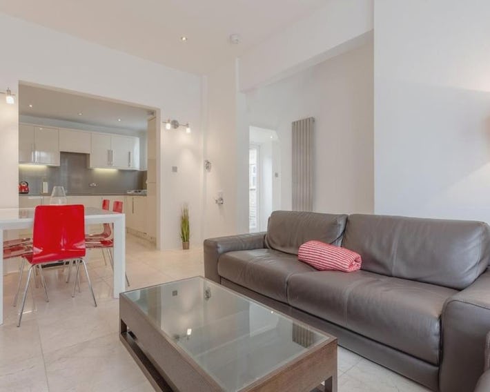 Bright Modern Large 1 Bed Flat in Battersea Clapham Junction