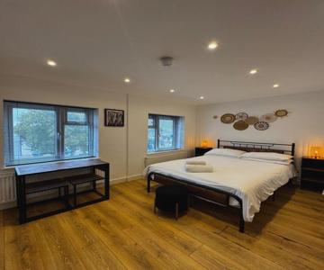 Townhouse Studio with Kitchen & Ensuite - Great Location