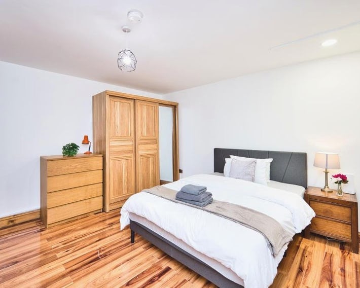 Modern 1Bed, 2 Min to Tube & DLR in London E3