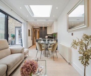 Mayfair's Luxurious Gem With Terrace