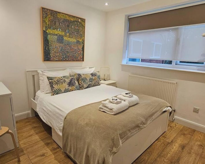 Neon Heights 2 bed Luton town centre