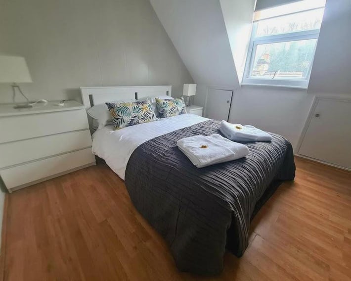 Split level luton town center flat