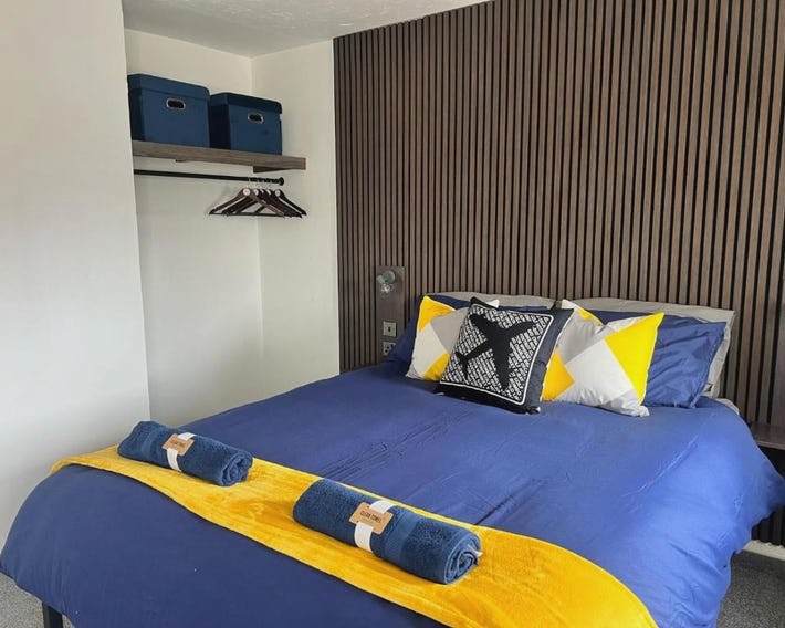 AeroSuites Luton - SHARED AND PRIVATE Accommodations mins from Luton Airport,FREE selected Breakfast