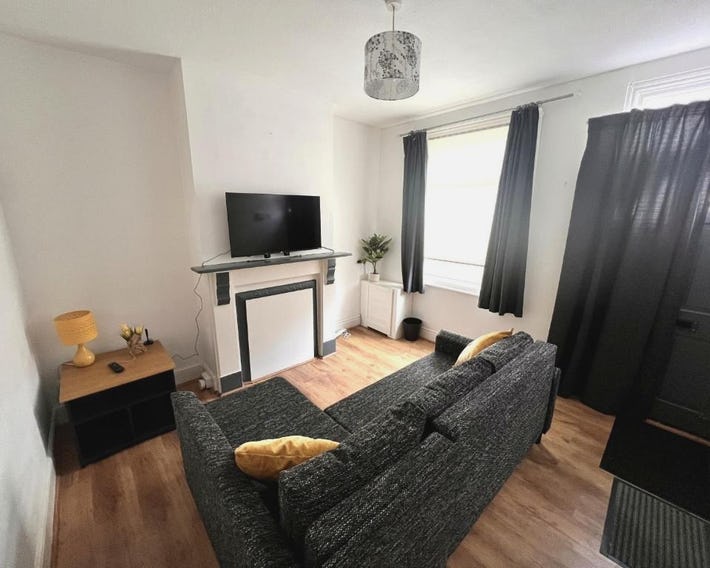 Visit Luton With This 2 BR Rental - Sleeps 6