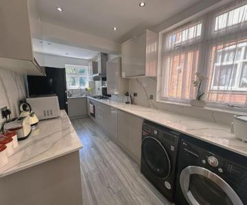 Luxurious House In Luton With Free Parking