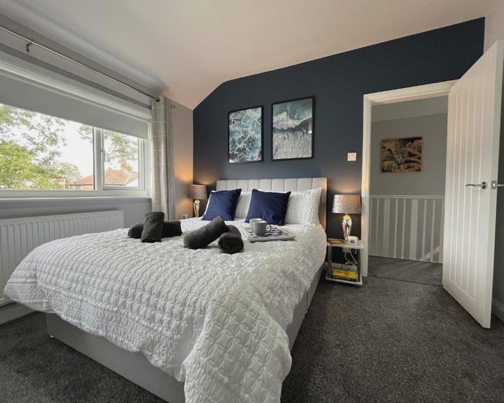Modern 3-bed stay-away-home sleeps 6 nr Manchester
