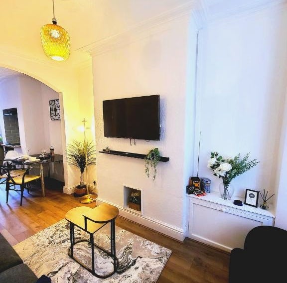 Business Friendly 2BR House Sleeps 5, Wi-Fi, Workspace & Free Parking