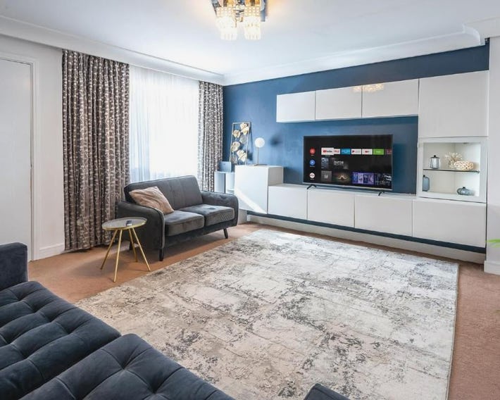 Modern Home Near Etihad, Coop Live