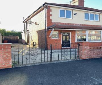 Spacious 3 Bed With Driveway