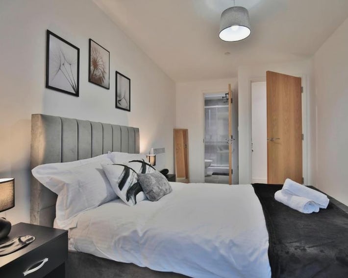 Avalora Short Lets & Serviced Accommodation - 2Bed & 2Baths Ensuite, Parking, Balcony, Wi-Fi, Netfli