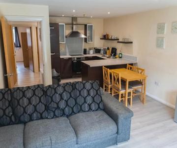 Comfortable Spacious 3 Bed, 2 Bedroom Apartment - Secure Parking - Close to Manchester City Centre a