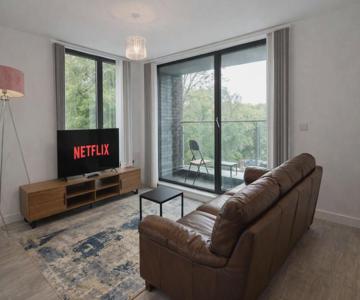 Pristine Old Trafford & City Centre 2BD 2BT Apt - Balcony