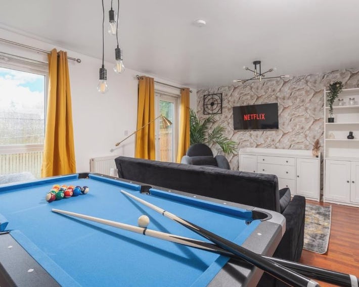 Coop Arena & Etihad - Free Parking - Pool Table