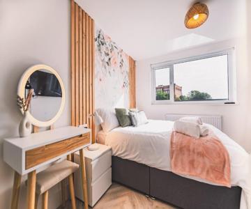 Luxurious 3 Bed Home, Free Parking