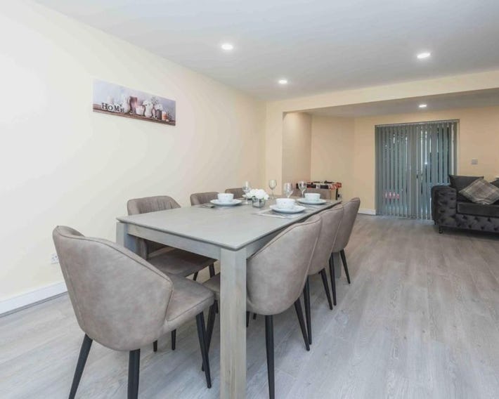 Beautiful, Peaceful, 5 Bedroom home with Hot Tub!