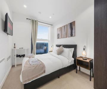 Panoramic City Views Elegant 2BR, 2 Min to Metro