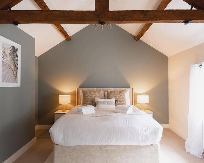 Super Central - Quiet - 2 Bedroom Cottage