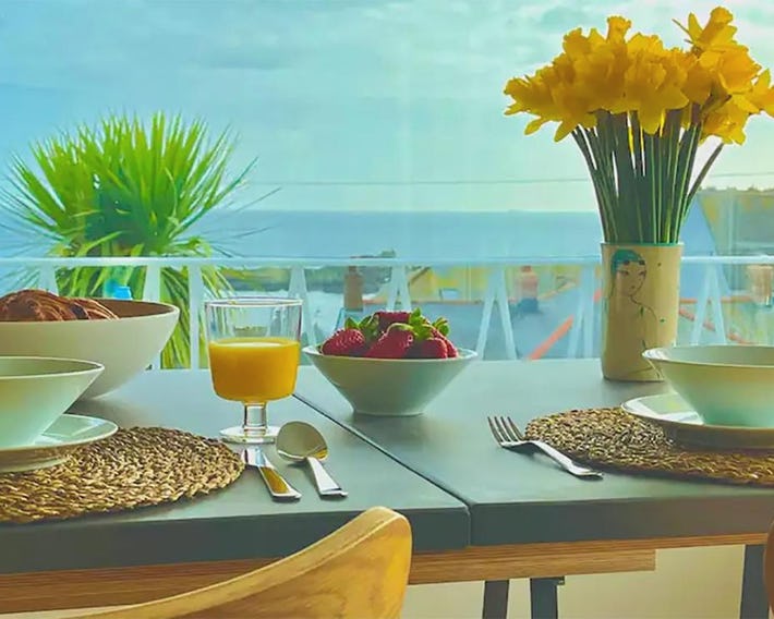 Spacious home with panoramic sea view, free parking EV & large garden