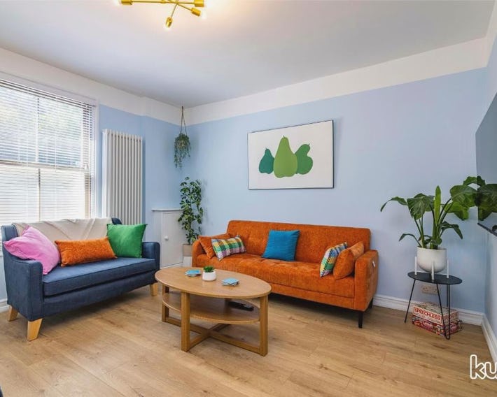 Fern Cottage - 5 bedroom House free Parking