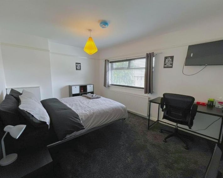 Quiet 2-Bed with Private Garden and Drive