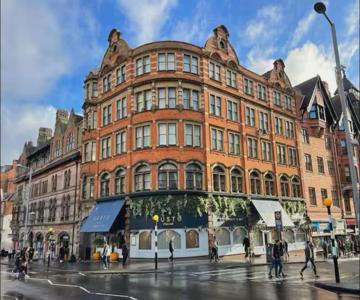 Modern Studio, Top Floor, King Street Views