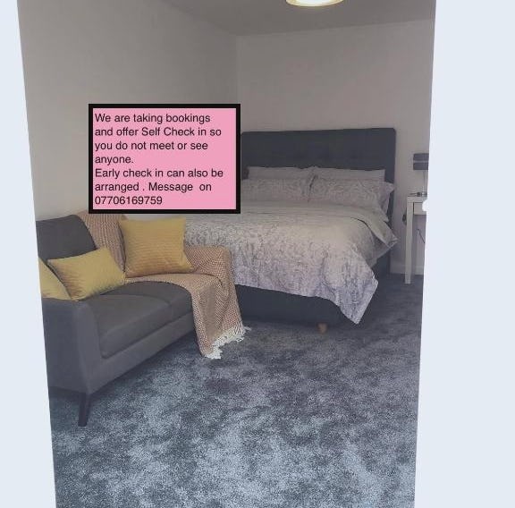 Flat 2 - Entire Modern Two Bedrooms home with en-suite & free parking close to QMC, City centre and 
