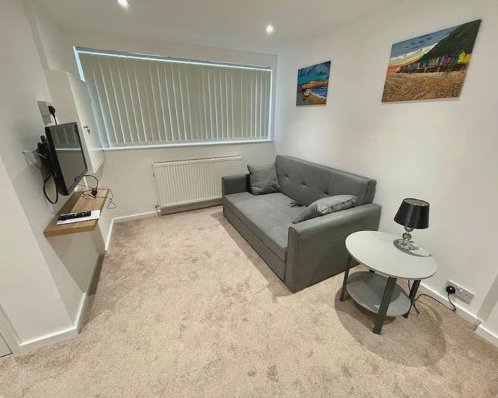 *Close to Beach* One Bedroom Suite with Parking