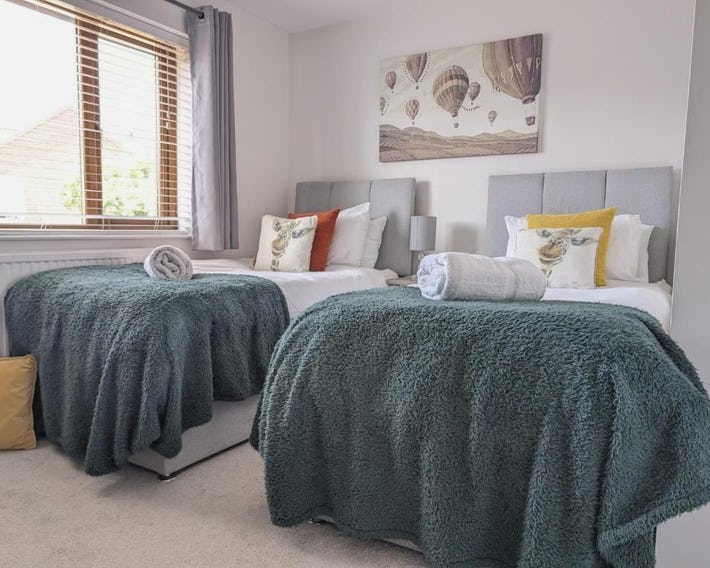 Dean House 2 BR-Free parking-Work stays-Fully Equipped-SLEEPS 5
