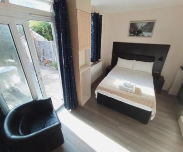 The Oak Studio -self Contained One Bed Studio Flat