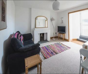 Spacious 2 Bedroom Apartment Near Seafront
