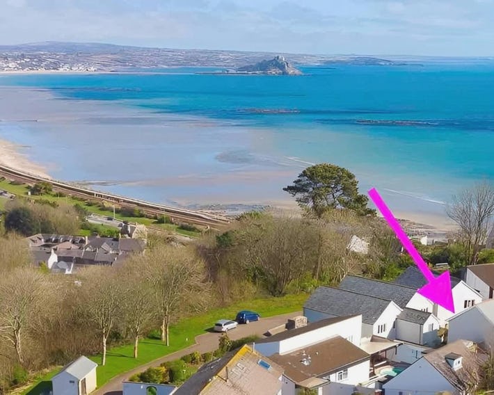 Above the Bay - Enclosed garden apartment with parking