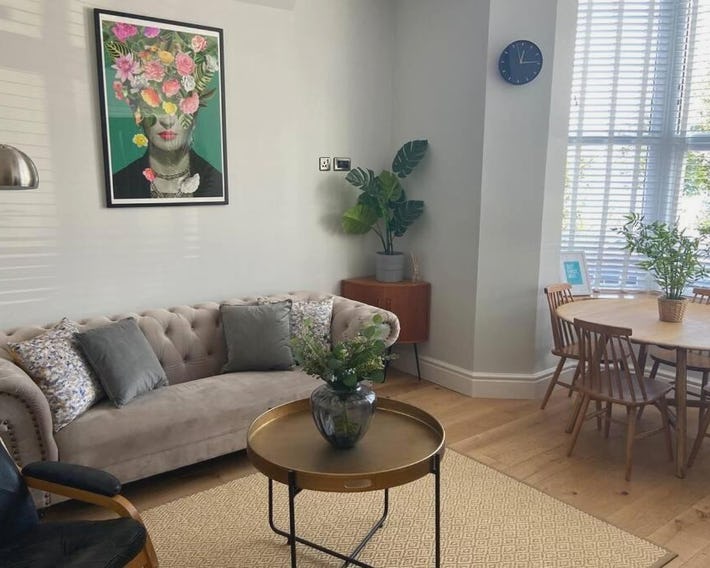 Central, stylish 3 bed apartment with sea views