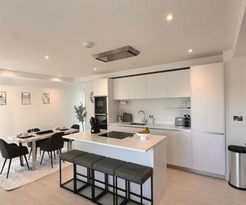 Quiet Clifftop luxury apartment with partial seaviews