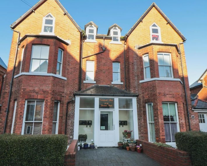 Carisbrooke House, Apartment 6