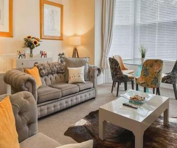 Strathmore apt Scarborough, pool, gym, parking