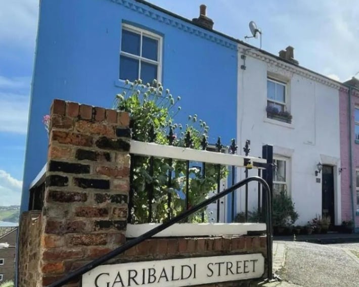 The Blue House - 3 bed house with parking